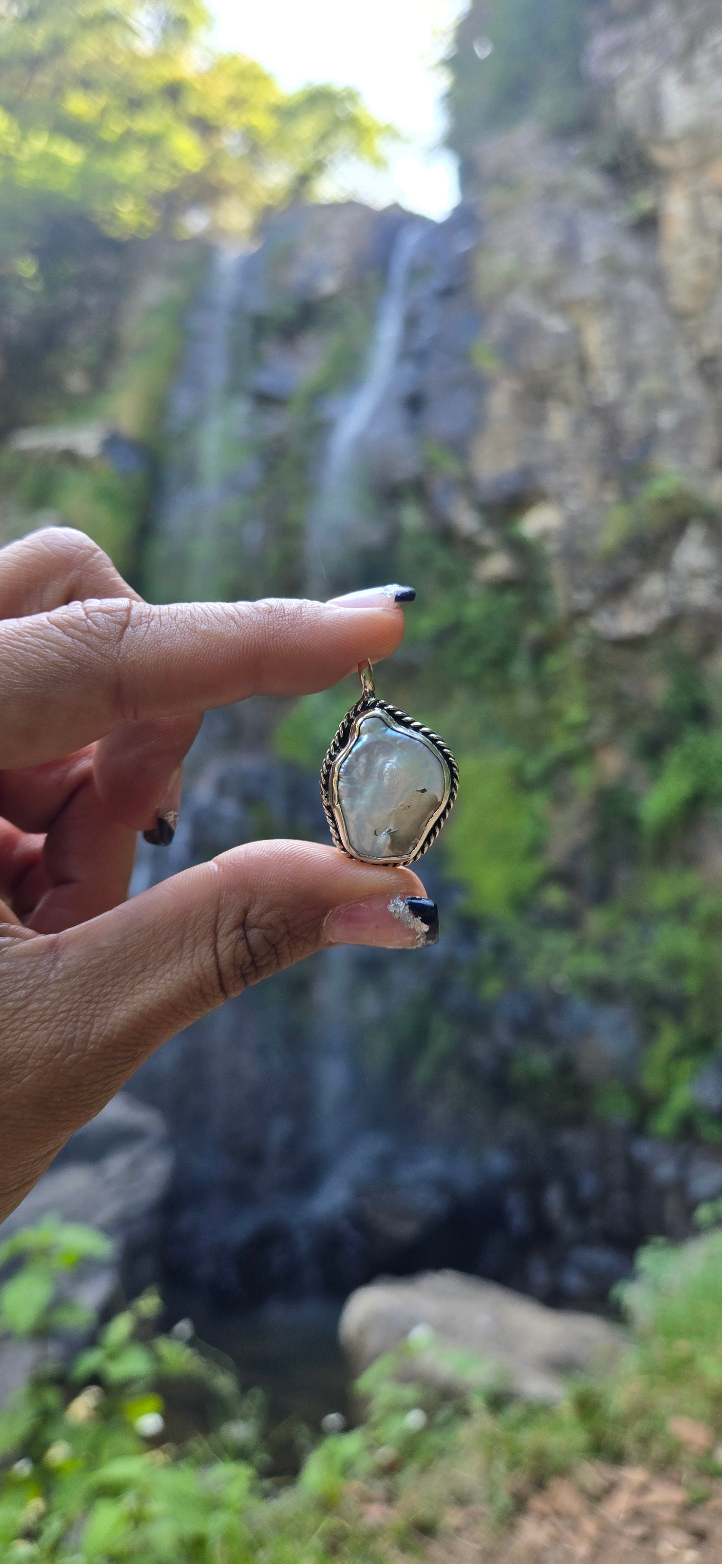 Barroque pearl pendant