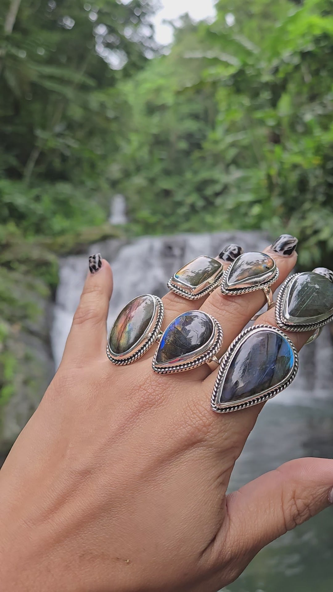 【ラブラドライト】 スネイク シェイプ　B　LABRADORITE SNAKE Labradorite Snake Carving – Rare, High-Flash Stone of